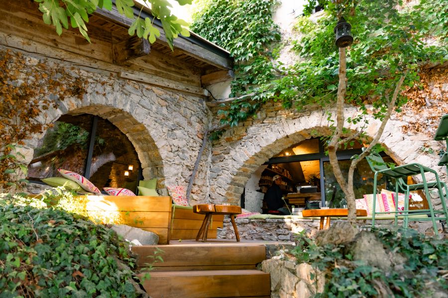 Le bar sous les arches de pierre, sous la treille